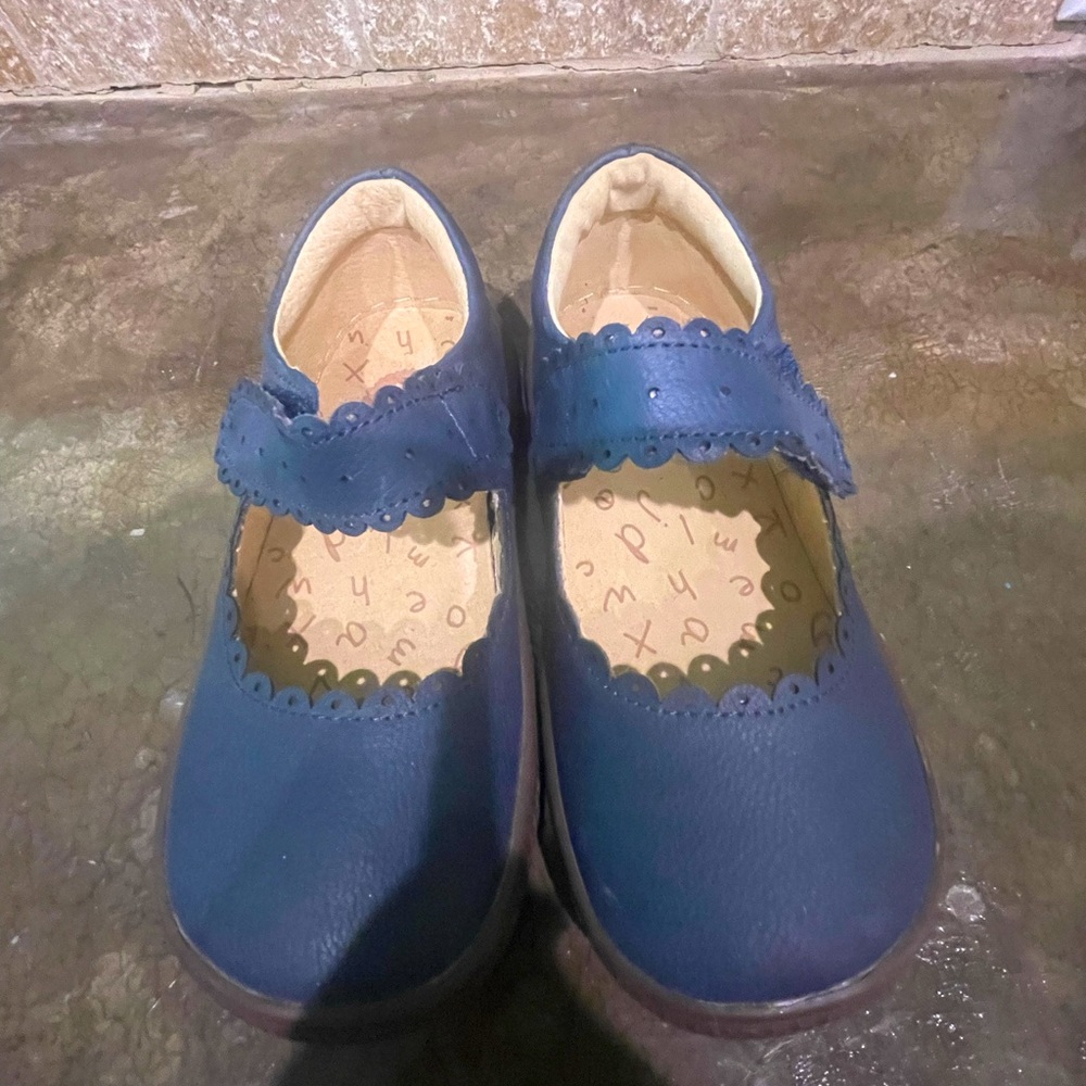 Livie and Luca Navy scalloped edged Mary Janes in like new condition in size 10